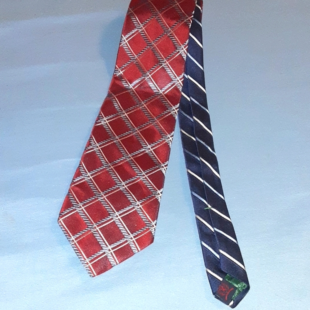 Mens red/blue plaid tie